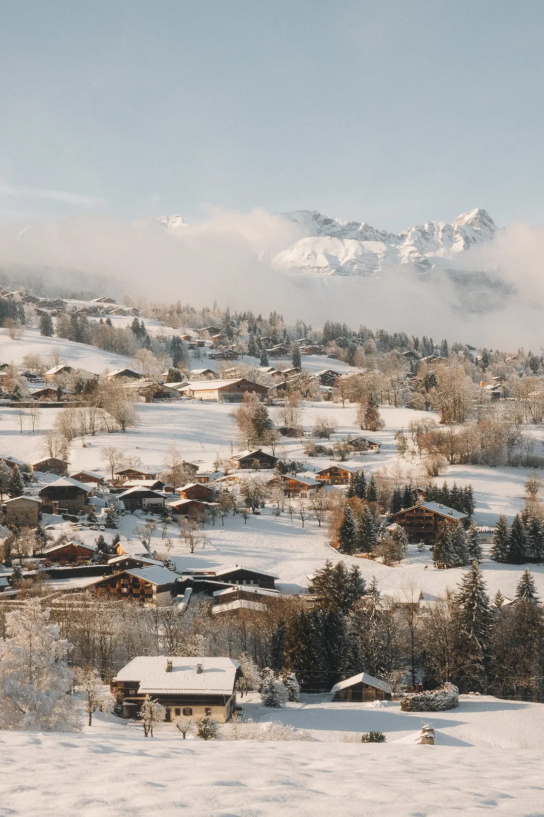découvrez les coûts de rénovation d'un chalet en montagne et obtenez des conseils pour estimer votre budget, choisir les matériaux et optimiser vos travaux.