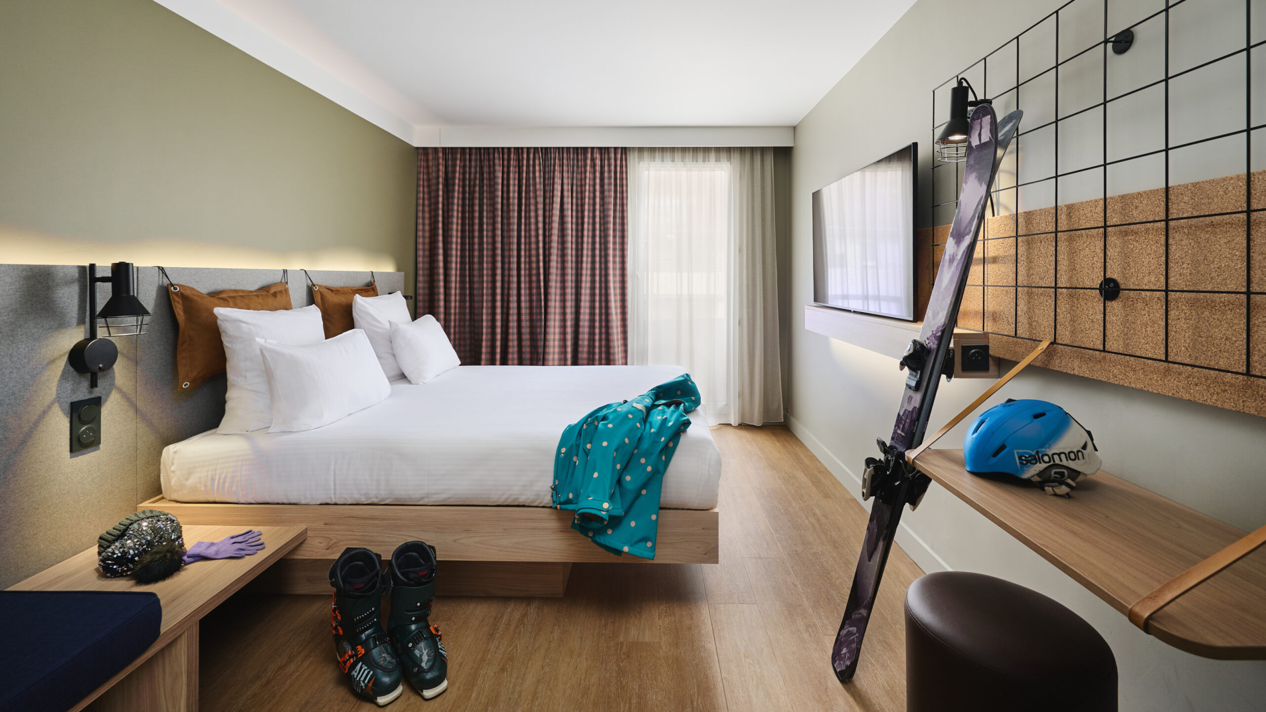 cout renovation chambre dhotel 1 scaled découvrez les coûts de rénovation d'une chambre d'hôtel et obtenez des conseils pour optimiser votre budget tout en améliorant le confort et le design.