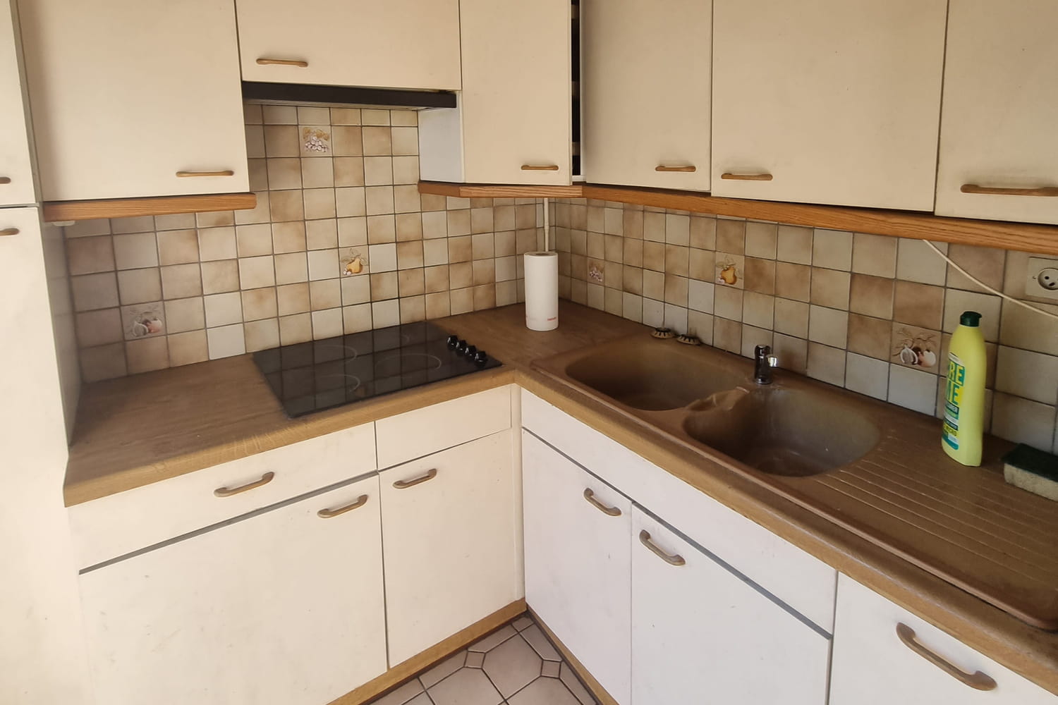 découvrez les coûts de rénovation pour votre cuisine et salle de bain, avec des conseils pour optimiser votre budget et choisir les meilleures options.