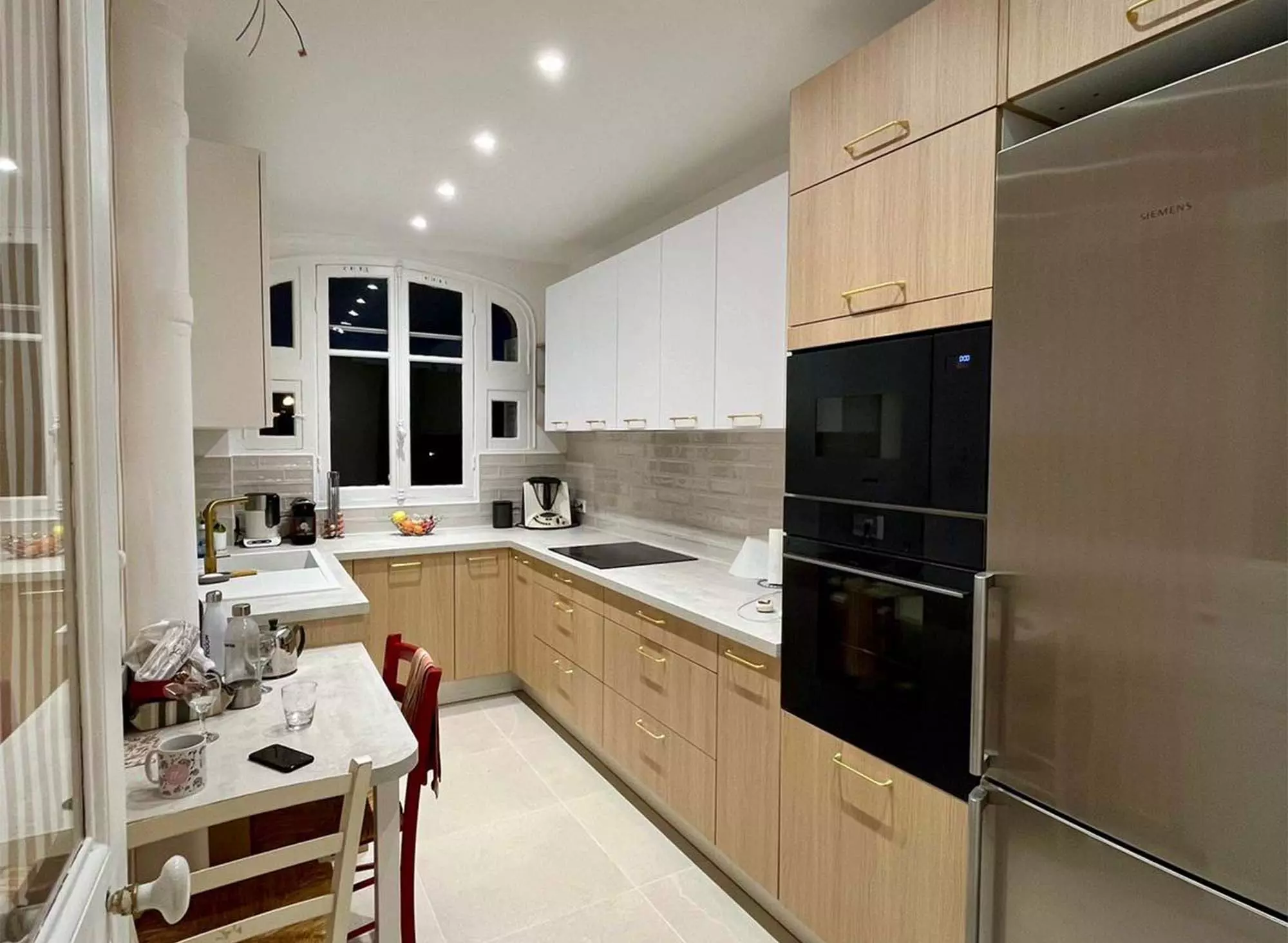 découvrez notre guide complet sur le coût de rénovation d'une cuisine, avec des conseils pour gérer efficacement votre budget et éviter les mauvaises surprises.