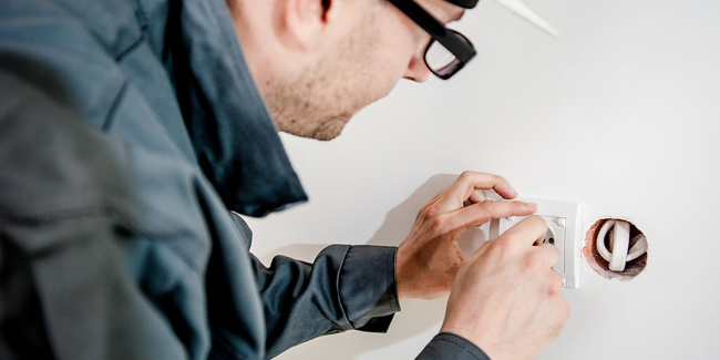 découvrez les coûts moyens pour une rénovation électrique, les facteurs influençant le prix, et comment bien budgétiser vos travaux pour garantir sécurité et conformité.