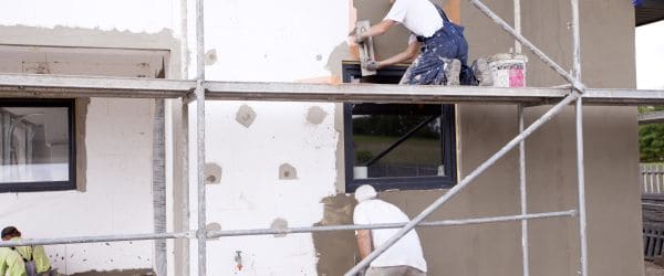 découvrez le coût de la rénovation de façade : estimer les prix, choisir les matériaux et planifier votre budget pour un ravalement réussi.