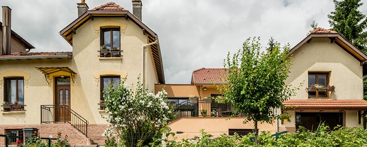 découvrez les coûts de rénovation de la façade de votre maison : matériaux, main-d'œuvre, conseils pour un projet réussi et adapté à votre budget.