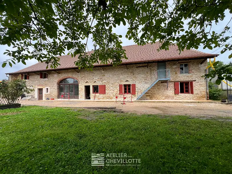 découvrez le coût moyen pour la rénovation d'une ferme ancienne, incluant les travaux de restauration, les matériaux adaptés et les conseils pour un budget maîtrisé.