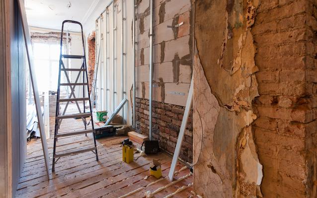 découvrez les coûts moyens pour la rénovation d'une maison ancienne et obtenez des conseils pour un budget maîtrisé.