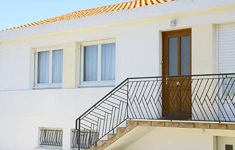 découvrez le coût moyen pour la rénovation d'une maison des années 70 et obtenez des conseils pour un budget maîtrisé et des travaux réussis.