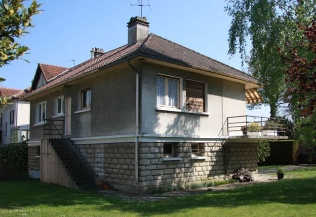 découvrez le coût moyen pour la rénovation d'une maison des années 70, avec des conseils pour optimiser votre budget et moderniser votre habitat.