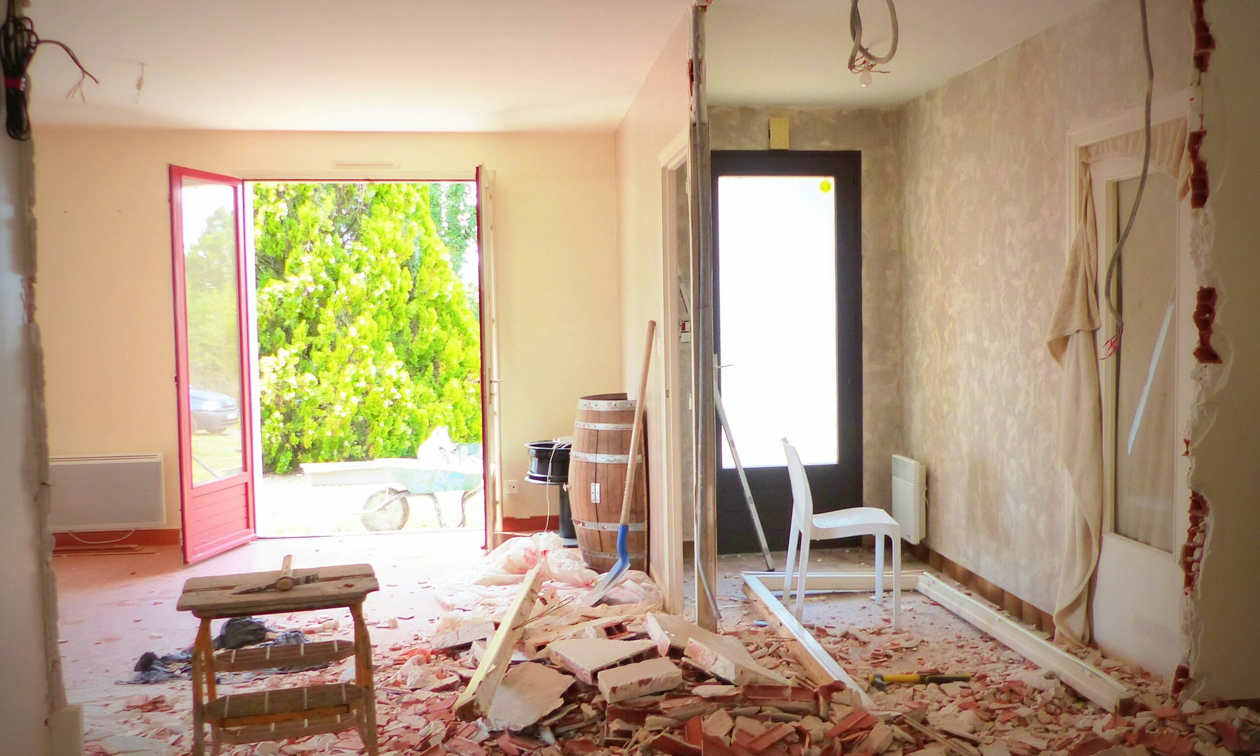 découvrez comment maîtriser le coût de la rénovation de votre maison pour un projet réussi et optimisé. conseils pratiques et astuces pour un budget maîtrisé.