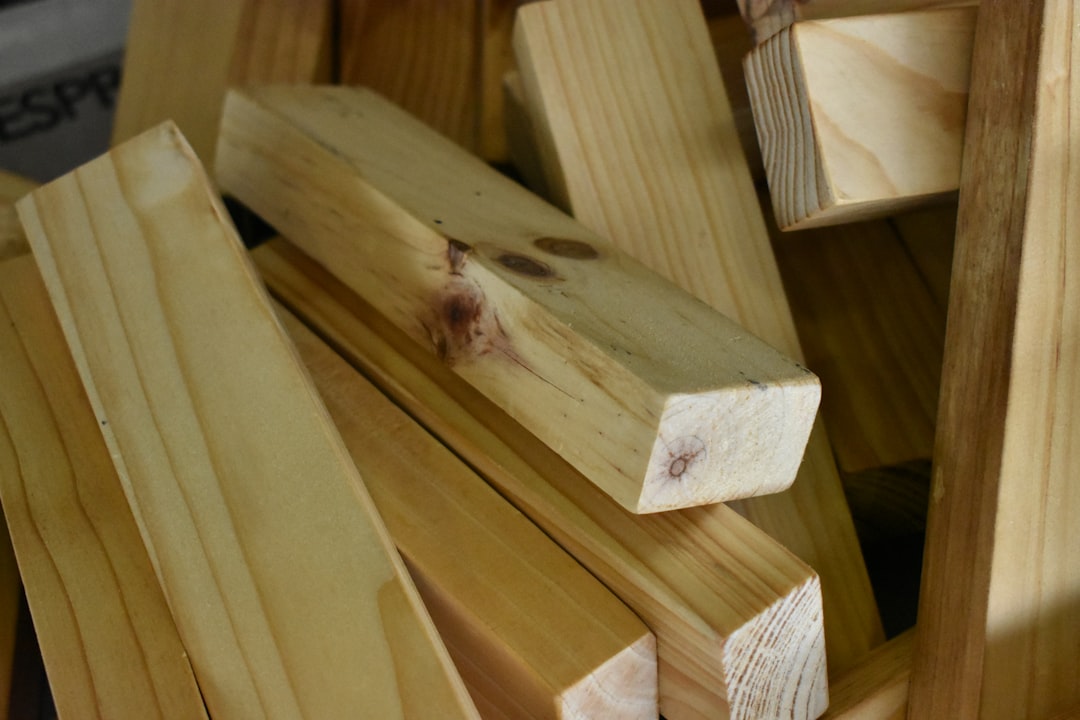 découvrez le coût de la rénovation d'un plancher en bois : matériaux, main-d'œuvre et conseils pour un projet réussi et durable.