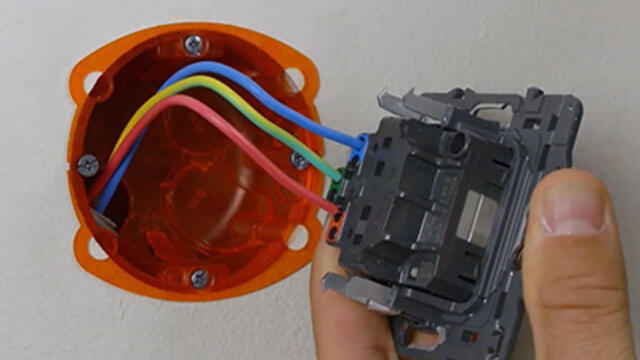 découvrez le coût moyen pour la rénovation d'une prise électrique, incluant les tarifs des matériaux et de la main-d'œuvre, pour mieux préparer votre budget rénovation.