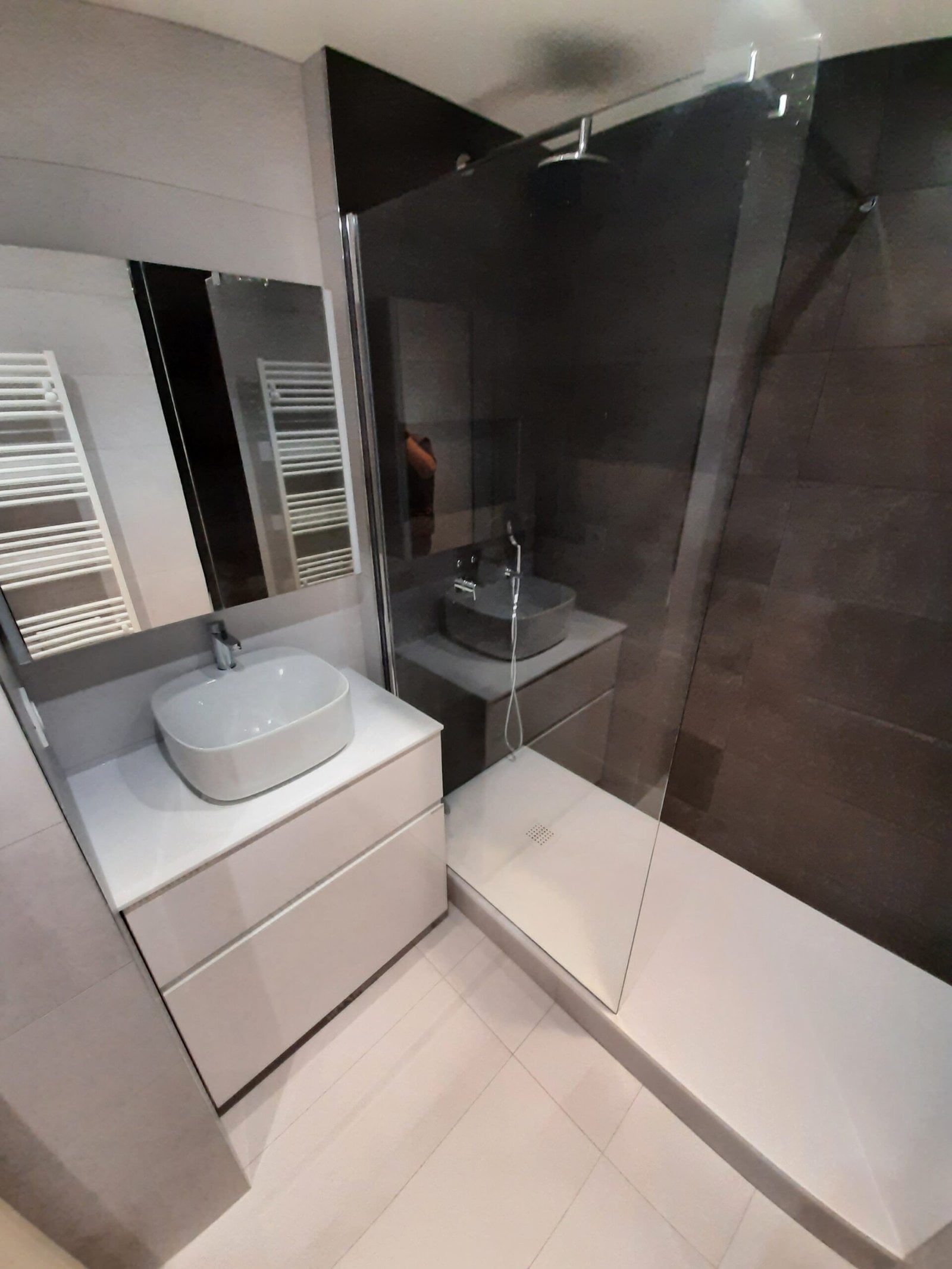 découvrez les coûts moyens pour la rénovation d'une salle de bain et obtenez des conseils pour bien budgétiser votre projet.