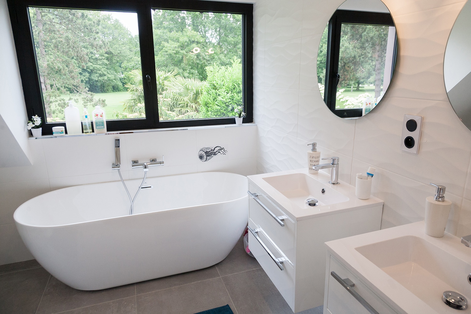 découvrez le coût moyen pour la rénovation d'une salle de bain, avec des conseils pour bien planifier votre budget et choisir les meilleurs matériaux.