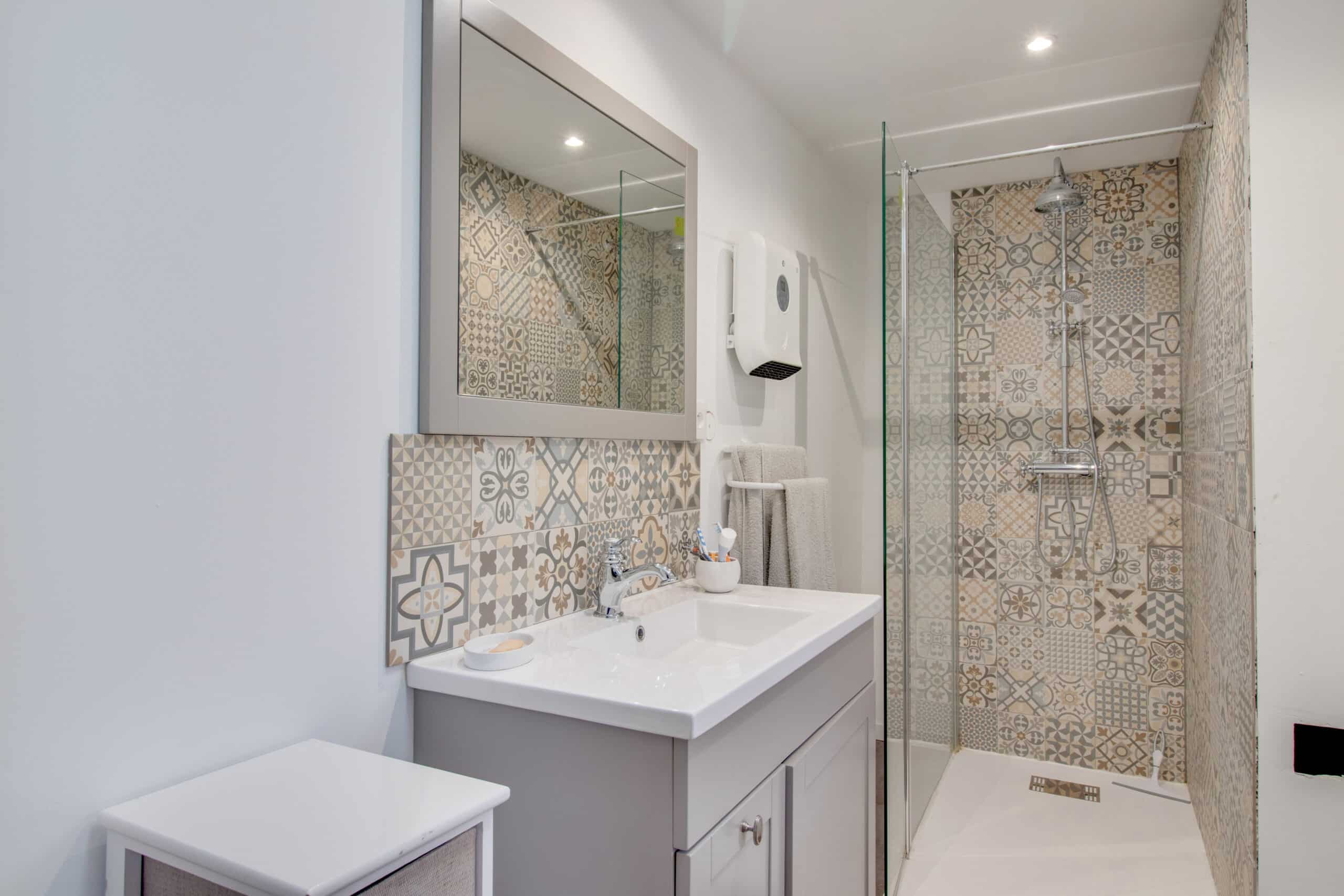 découvrez le coût moyen pour une rénovation complète de salle de bain, incluant matériaux, main-d'œuvre et conseils pour optimiser votre budget.