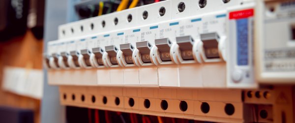 découvrez le coût moyen pour la rénovation d'un tableau électrique, facteurs influençant le prix et conseils pour bien planifier vos travaux électriques.