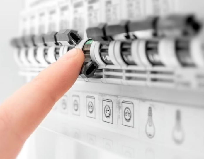 découvrez le coût de la rénovation d'un tableau électrique, les facteurs influençant les prix et des conseils pour bien budgétiser vos travaux électriques.