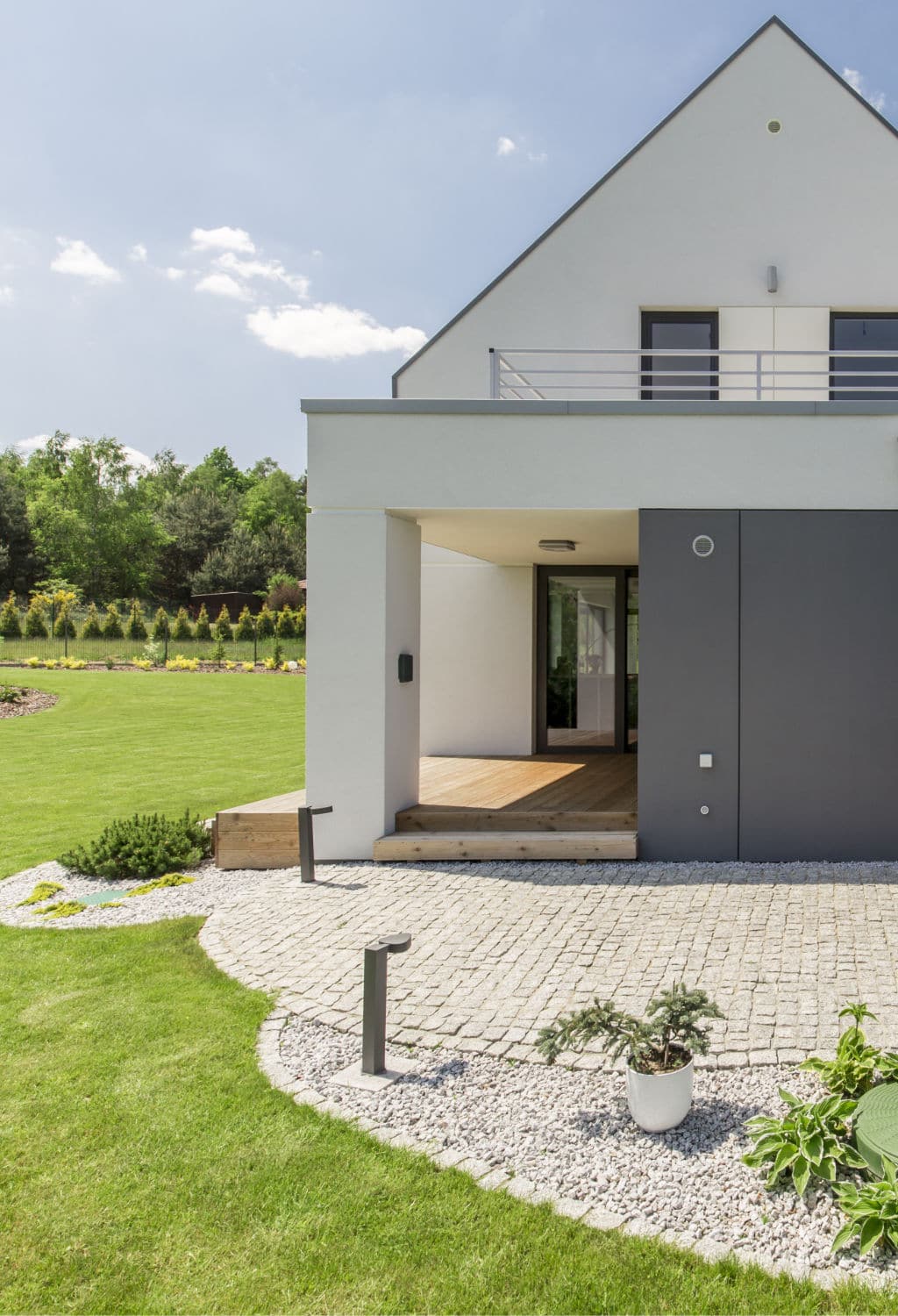 découvrez les coûts de rénovation d'une terrasse, avec des conseils pour estimer votre budget et choisir les matériaux adaptés.