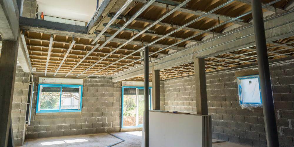 découvrez le coût de l'aménagement ou de la rénovation d'un sous-sol, avec des conseils pour estimer votre budget selon les travaux envisagés.