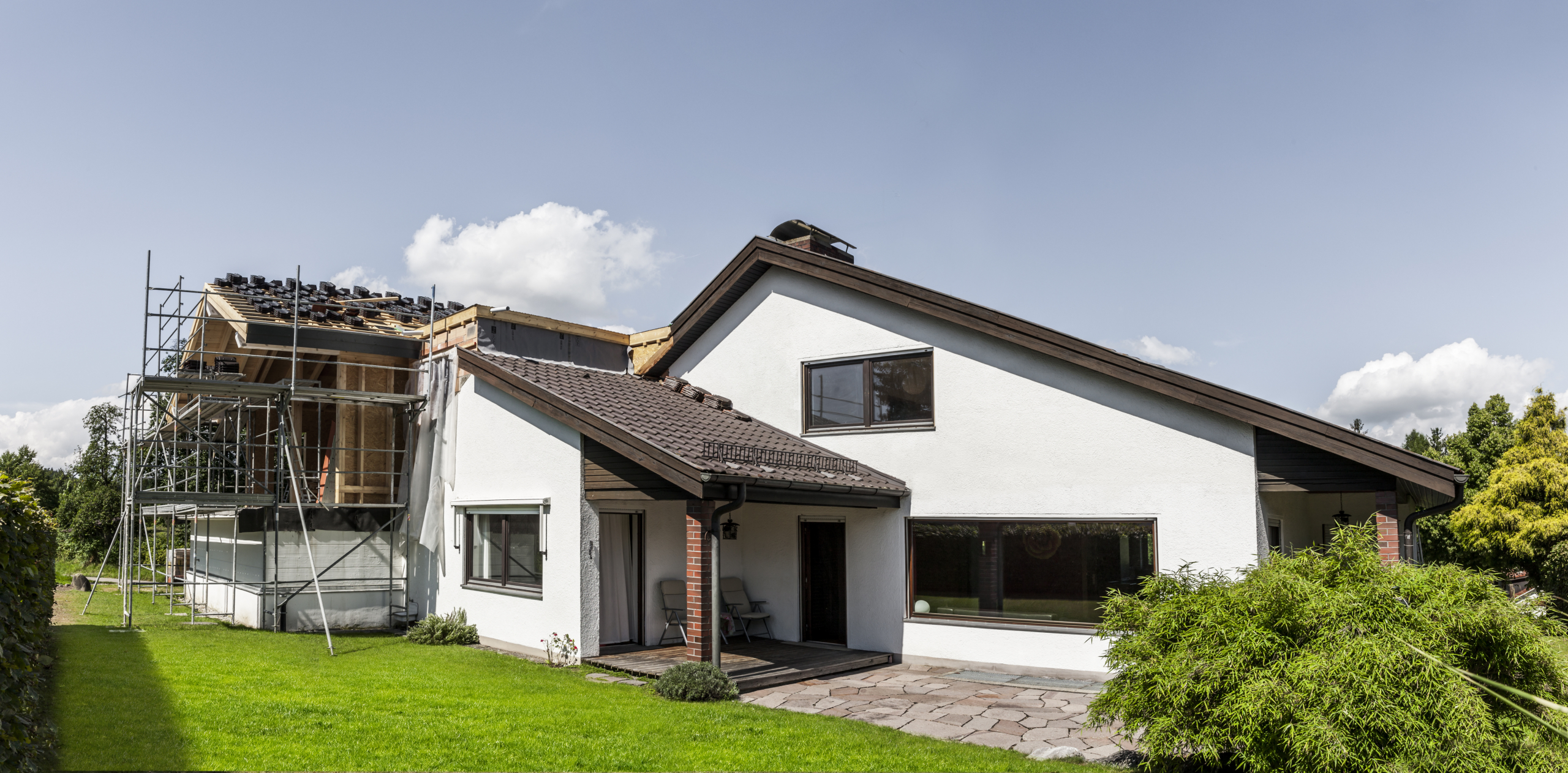 découvrez le coût d'une surélévation de maison : facteurs influents, estimation des prix et conseils pour optimiser votre budget travaux.