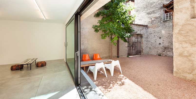 découvrez notre guide complet sur le coût d'une terrasse en béton, incluant les prix moyens, les facteurs influents et des conseils pour optimiser votre budget.