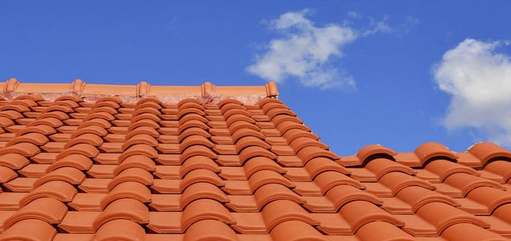 découvrez comment estimer le coût de votre toit et gérer efficacement votre budget pour vos travaux de couverture.