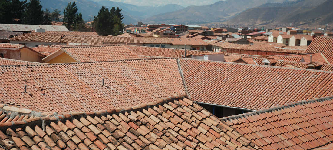 découvrez le coût estimatif pour une toiture de 90m², incluant les matériaux, la main-d'œuvre et les conseils pour optimiser votre budget rénovation.