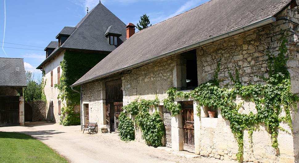 découvrez le coût de la rénovation ou de la construction d'une toiture de grange, avec des conseils pour choisir les matériaux et estimer votre budget.