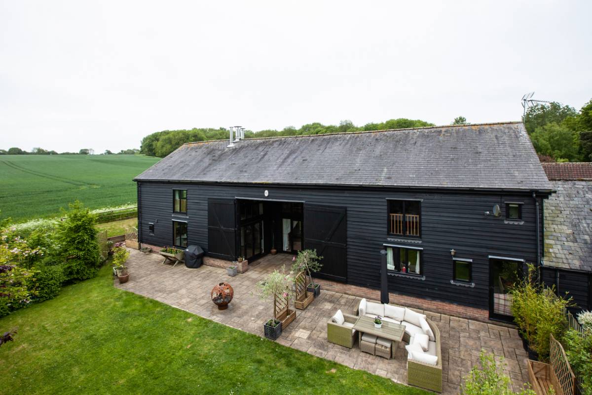 découvrez le coût de la transformation d'une grange en habitation, avec une estimation détaillée des travaux, matériaux et démarches administratives nécessaires.