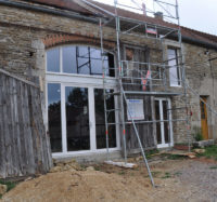 découvrez les coûts associés à la transformation d'une grange en habitation : matériaux, main-d'œuvre et conseils pour un projet réussi.