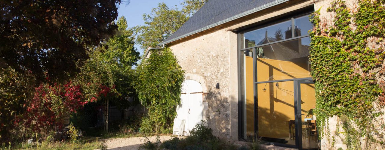 découvrez le coût de la transformation d'une grange en habitation, incluant les travaux, les matériaux et les démarches administratives pour réussir votre projet de rénovation.