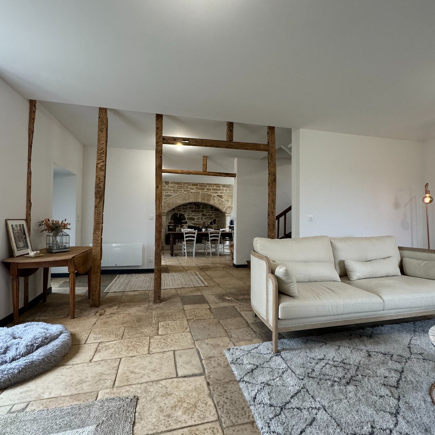 découvrez le coût de la transformation d'une grange en habitation : estimation des travaux, budget à prévoir et conseils pour réussir votre projet de rénovation.