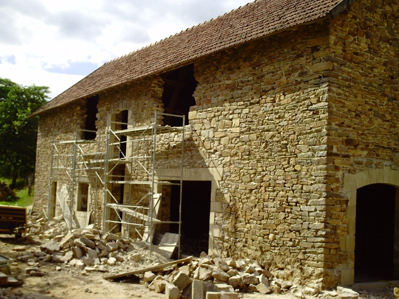 découvrez le coût de la transformation d'une grange en habitation, les étapes clés et les conseils pour réussir votre projet de rénovation.