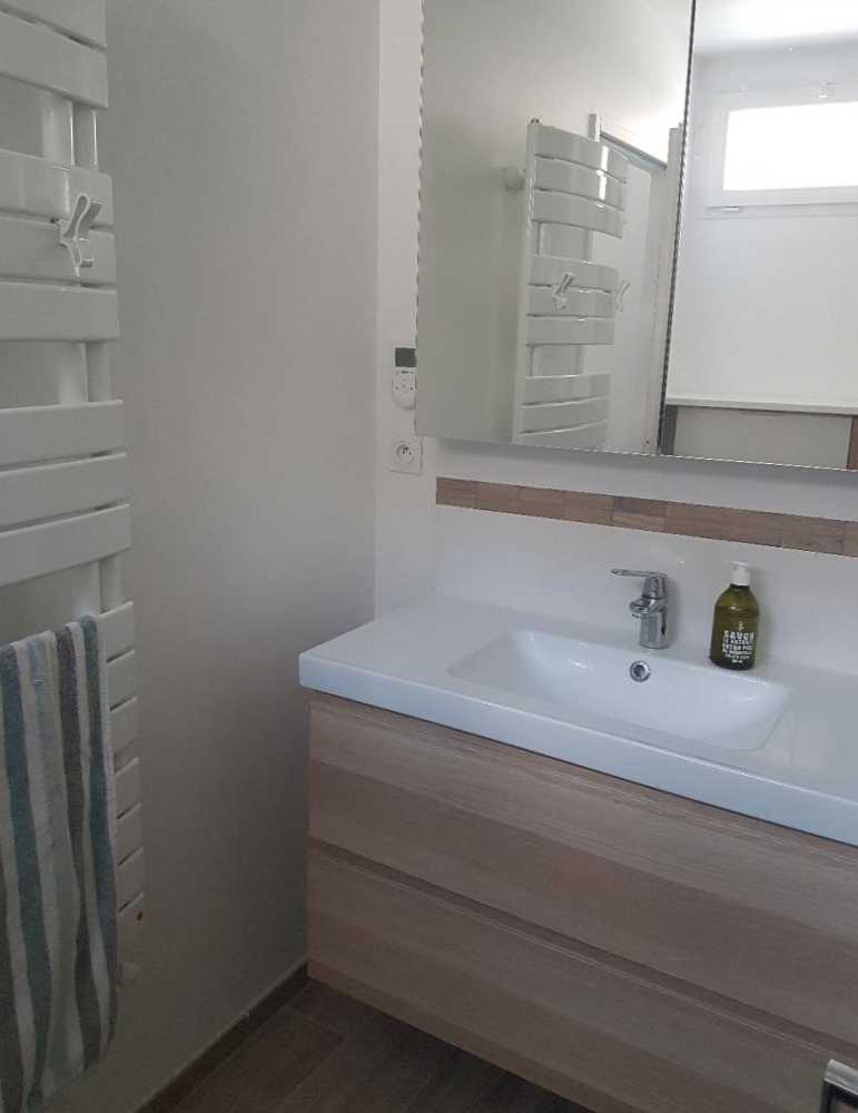 découvrez nos services de création de salle de bain dans votre garage, alliant fonctionnalité et design pour optimiser votre espace.