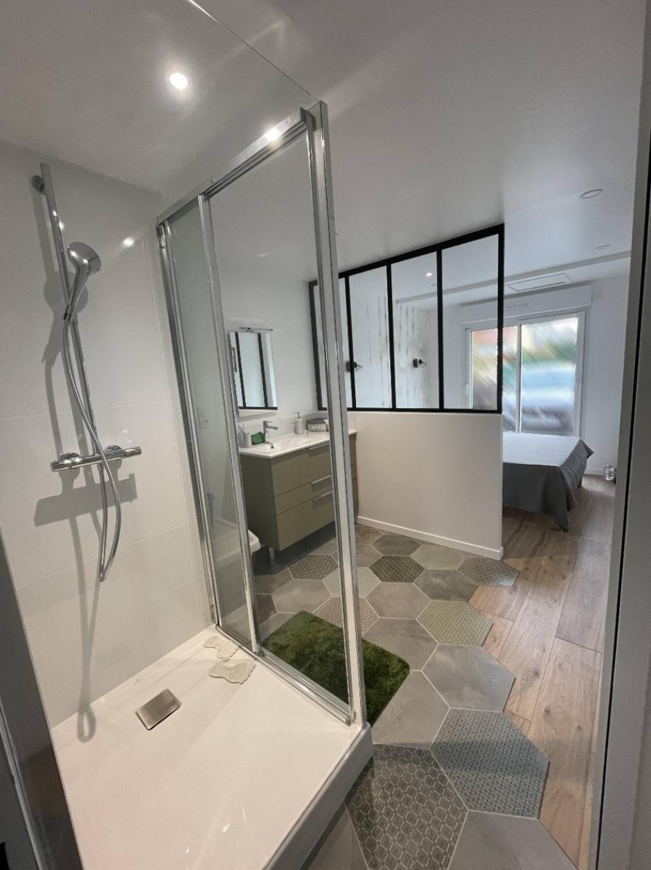 découvrez nos solutions sur mesure pour la création d'une salle de bain dans votre garage, alliant fonctionnalité et design pour optimiser votre espace.