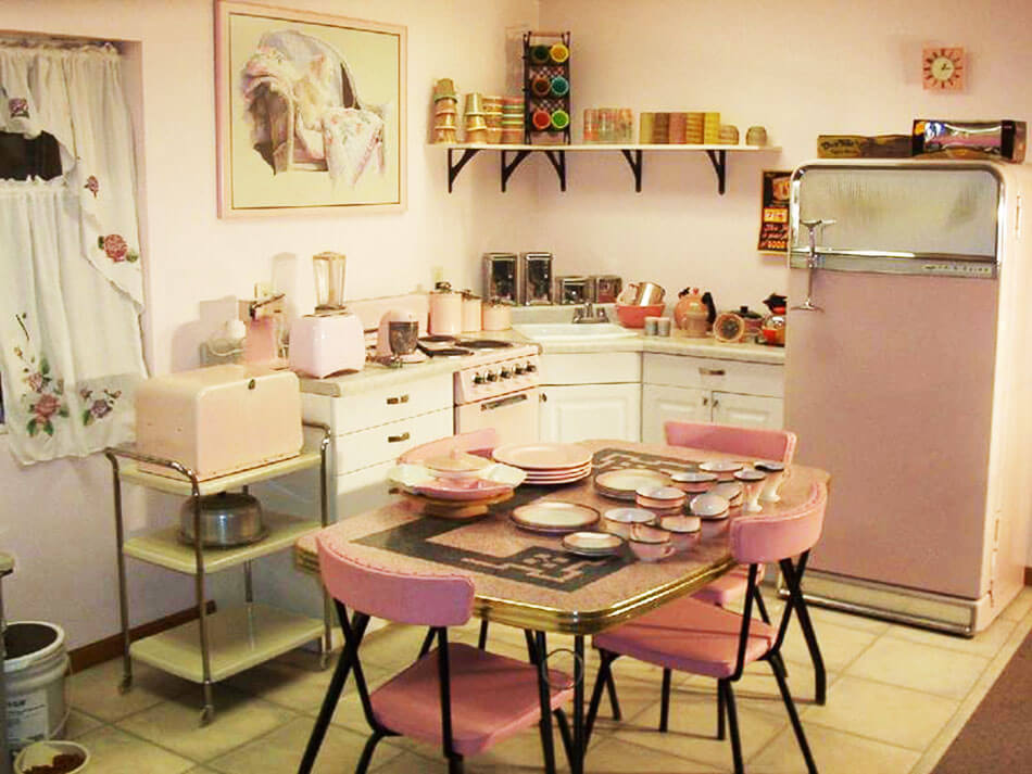 découvrez l'élégance intemporelle d'une cuisine années 50 vintage, alliant charme rétro et fonctionnalité moderne pour un intérieur chaleureux et authentique.