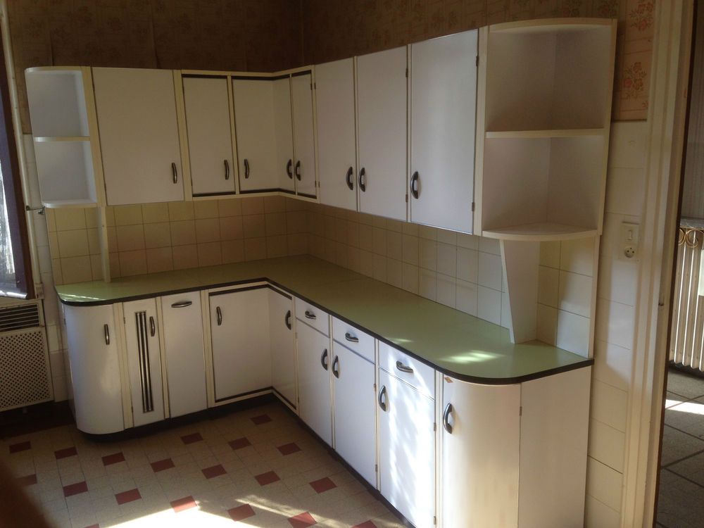 découvrez l'élégance intemporelle de la cuisine années 50 vintage, alliant charme rétro et fonctionnalité moderne pour un intérieur unique et chaleureux.