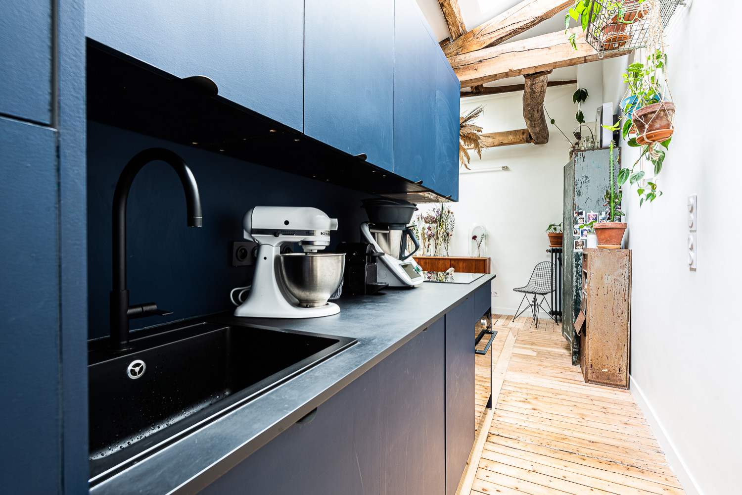 cuisine couloir : découvrez comment optimiser l'espace en transformant votre coin en un espace gourmet fonctionnel et élégant.