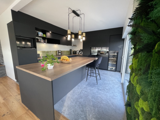 découvrez comment un îlot central peut transformer votre cuisine en un espace moderne, pratique et convivial, idéal pour cuisiner, manger et recevoir.