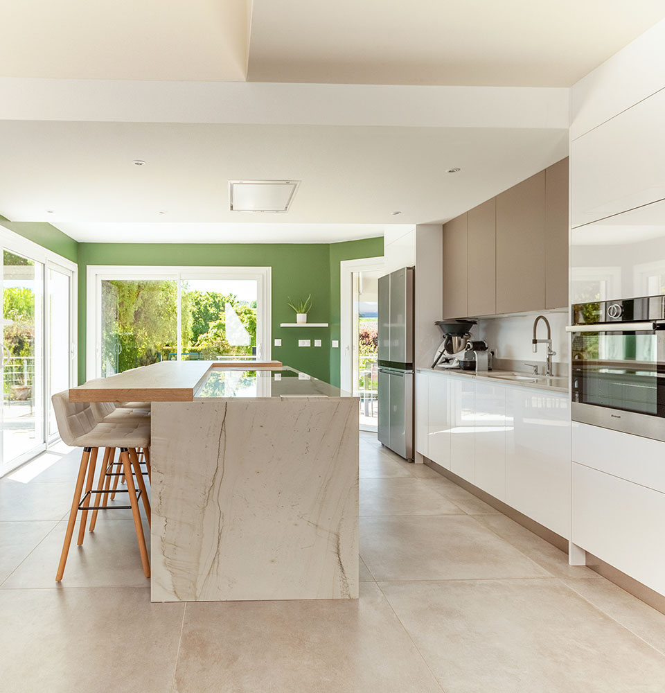 découvrez une cuisine moderne blanche, élégante et lumineuse, alliant design épuré et fonctionnalité pour un espace de vie contemporain et accueillant.