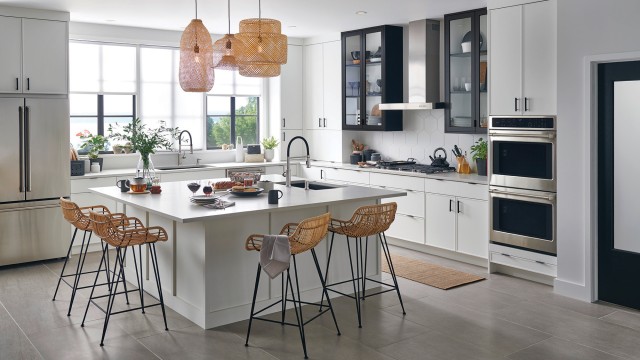 découvrez une cuisine moderne blanche, élégante et lumineuse, alliant design contemporain et fonctionnalité pour un espace de vie convivial et raffiné.