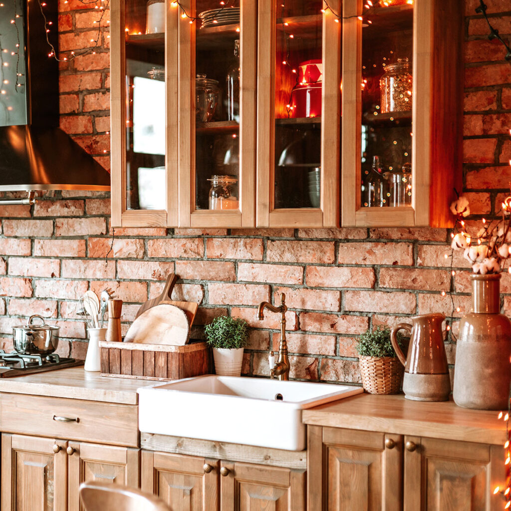 découvrez l’harmonie entre une cuisine moderne et une cheminée ancienne, alliant design contemporain et charme d’antan pour un intérieur unique et chaleureux.