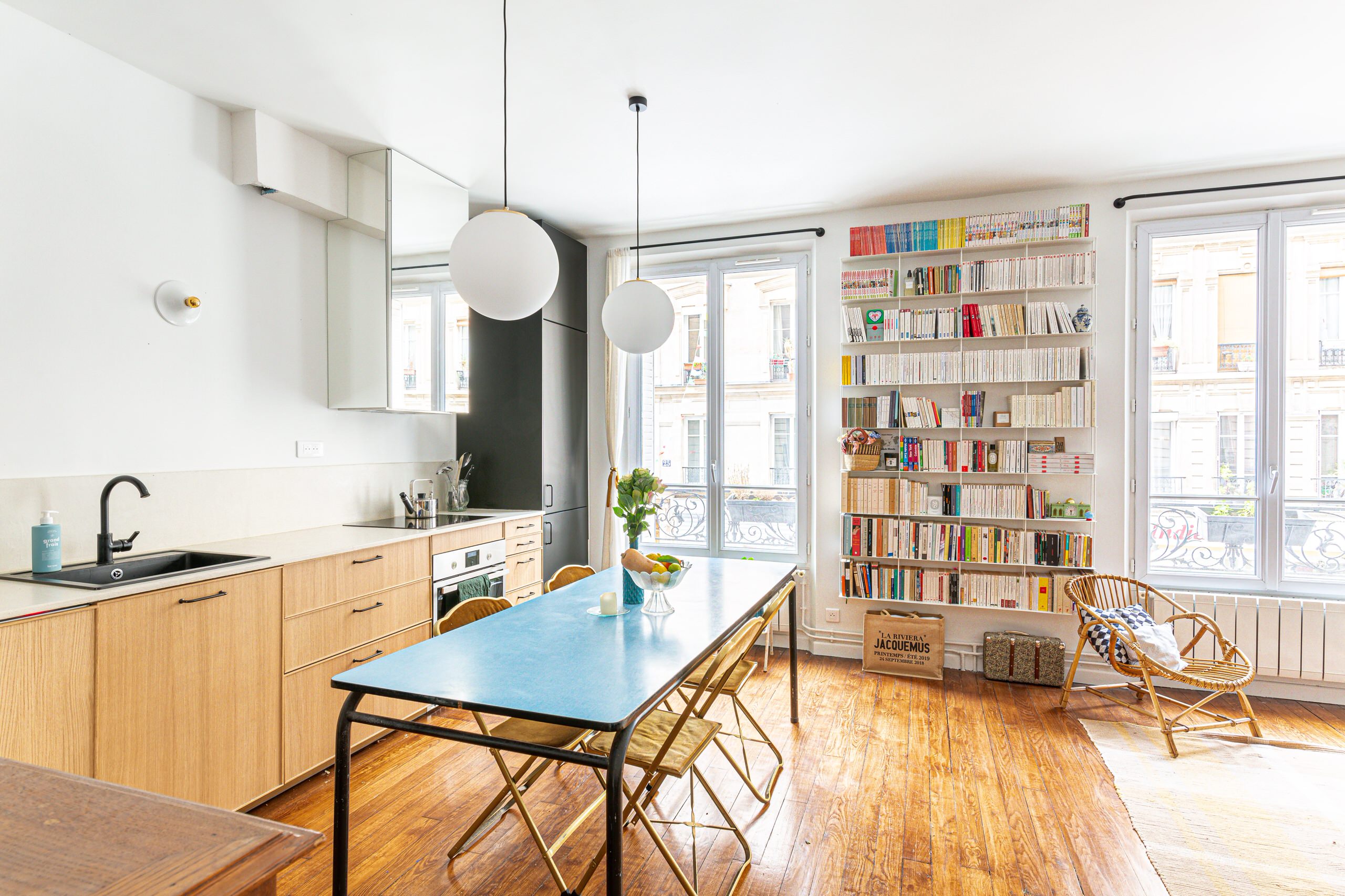 découvrez une transformation avant/après impressionnante d'une cuisine ouverte sur salon, alliant modernité et convivialité pour un espace de vie harmonieux.