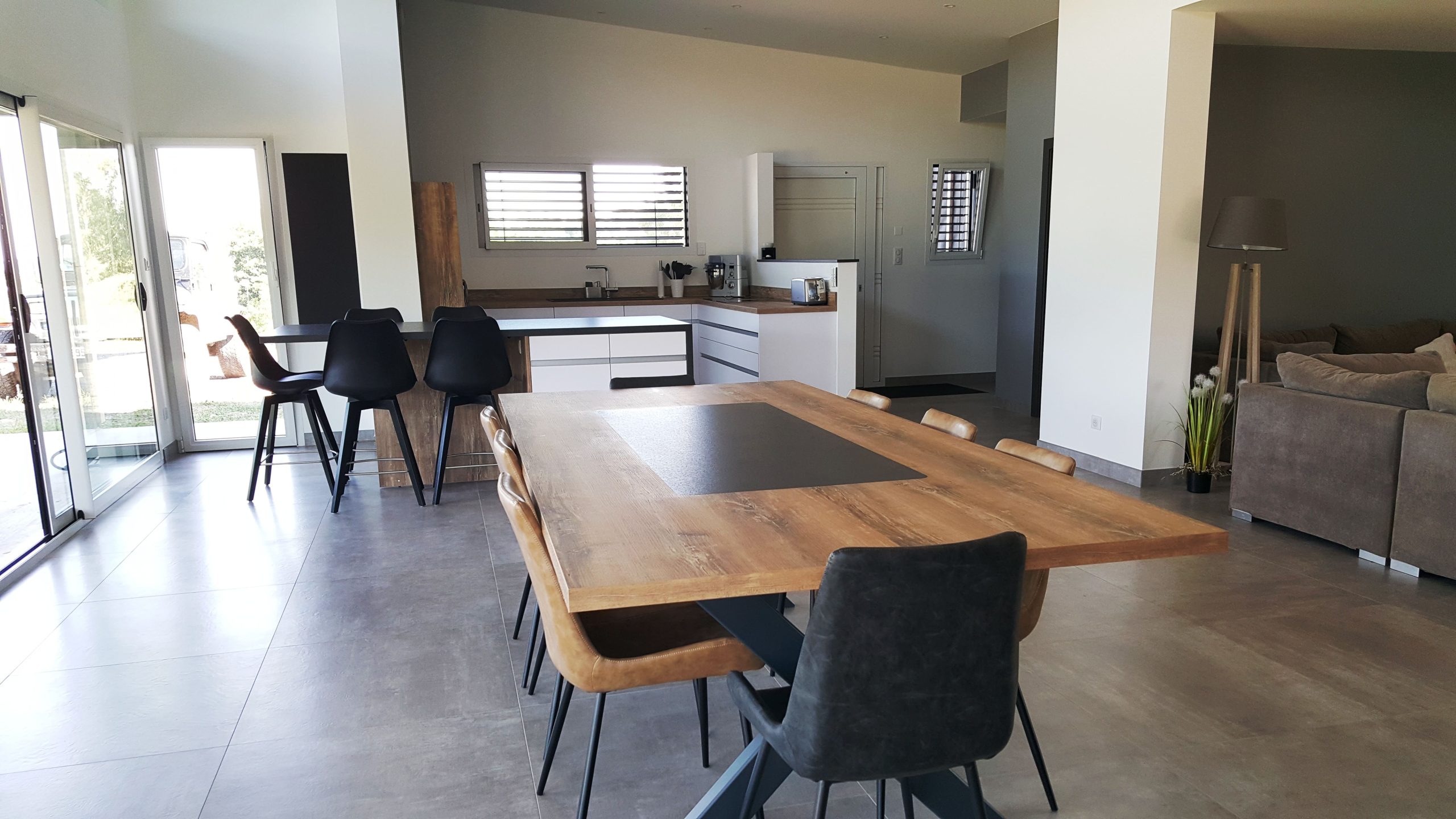 découvrez une transformation spectaculaire avec notre projet de cuisine ouverte sur salon : avant/après impressionnant qui vous inspire à rénover votre espace de vie.