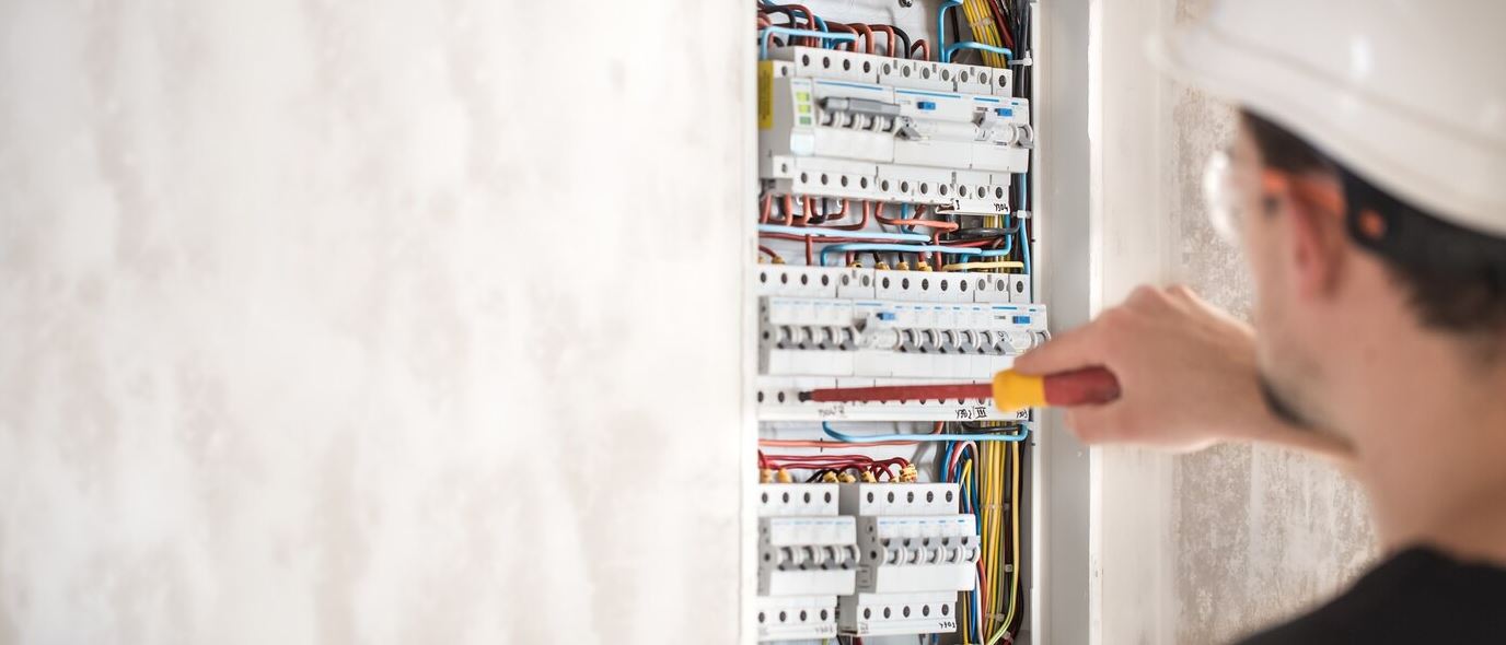 découvrez les bases pour débuter une rénovation électrique en toute sécurité, avec des conseils pratiques et des étapes clés pour réussir votre projet.