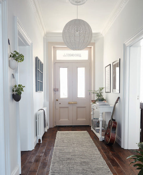 découvrez des idées inspirantes et des conseils pratiques pour décorer votre couloir avec style et fonctionalité, transformant cet espace souvent négligé en un lieu accueillant.