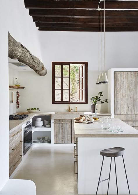 découvrez la définition de la cuisine maçonnée, un espace de cuisine construit en matériaux solides comme la pierre ou la brique, offrant robustesse et esthétique traditionnelle.