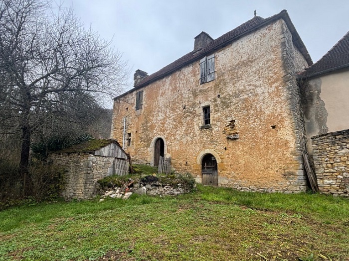 demeure a renover pres de paris 3 découvrez cette demeure à rénover proche de paris, offrant un fort potentiel pour créer la maison de vos rêves dans un cadre privilégié.