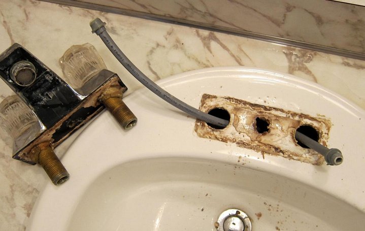 service professionnel de démontage rapide de salle de bain, efficace et sans dégâts, pour préparer vos rénovations en toute sérénité.