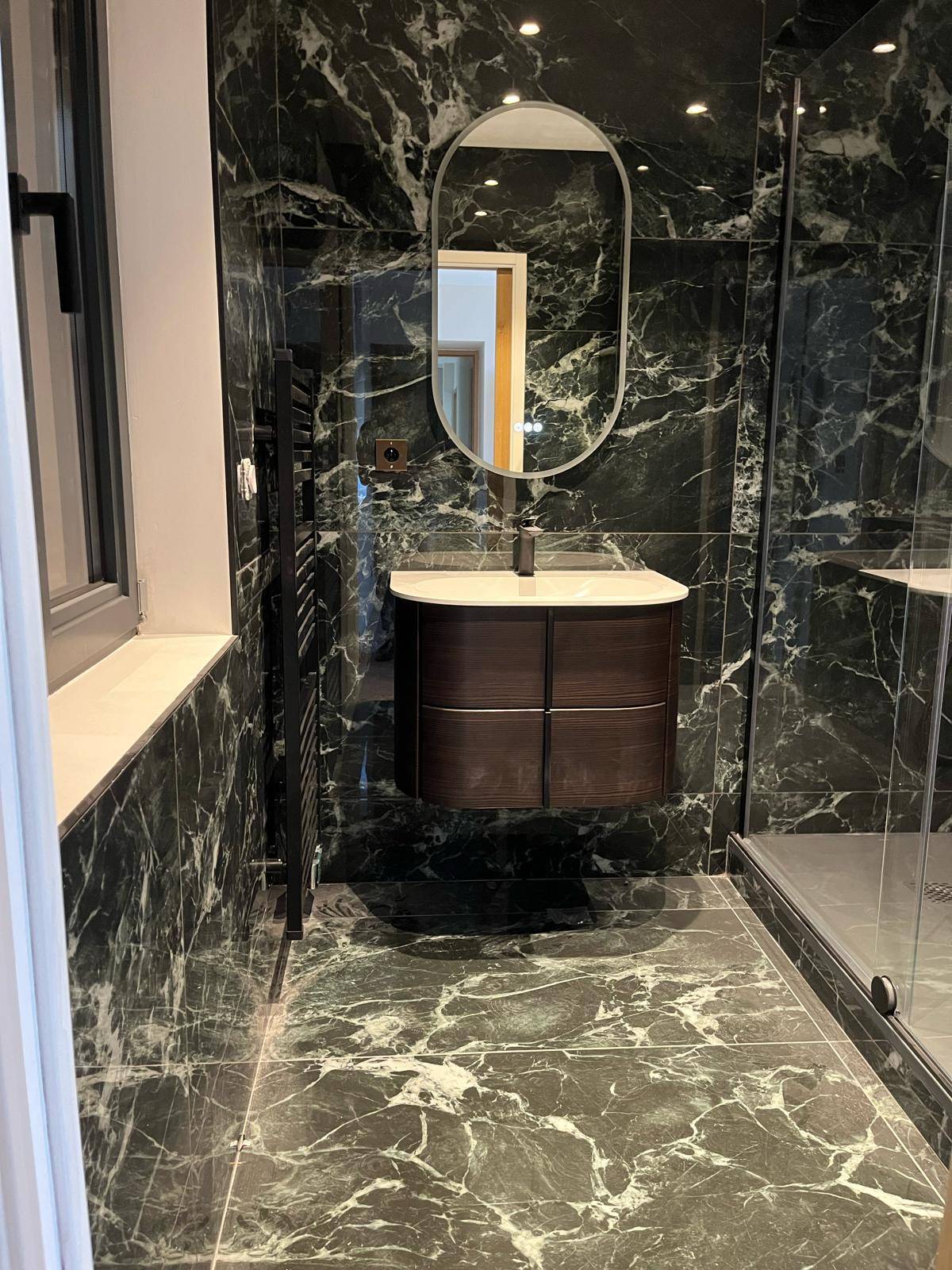 service rapide et efficace de dépannage plomberie pour lavabo de salle de bain. réparation et entretien assurés par des professionnels qualifiés.