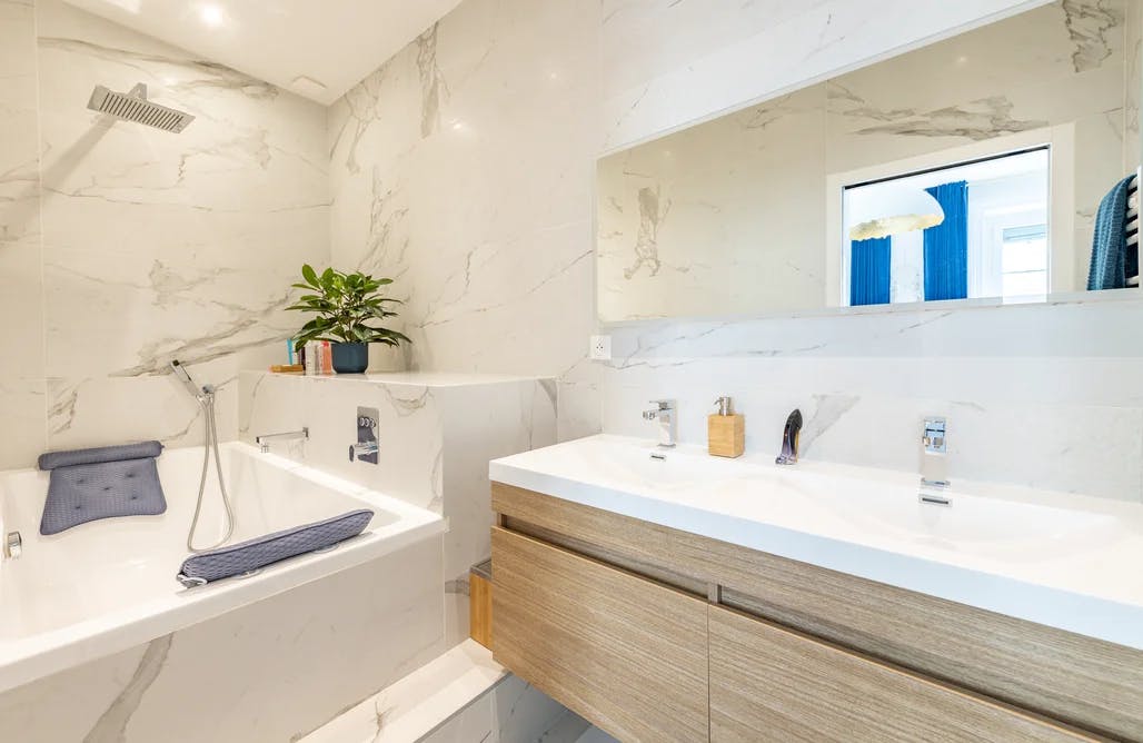 obtenez un devis rénovation salle de bain clé en main personnalisé et détaillé. transformez votre espace avec des solutions complètes, adaptées à vos besoins et votre budget.