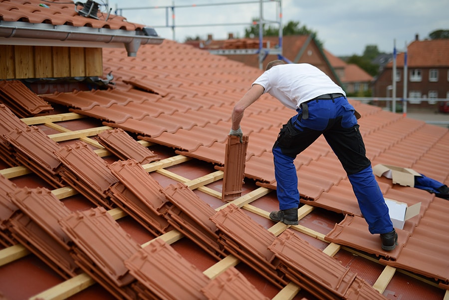 obtenez un devis personnalisé pour la rénovation ou l'installation de votre toiture en tuile plate. service rapide, professionnel et tarif compétitif.
